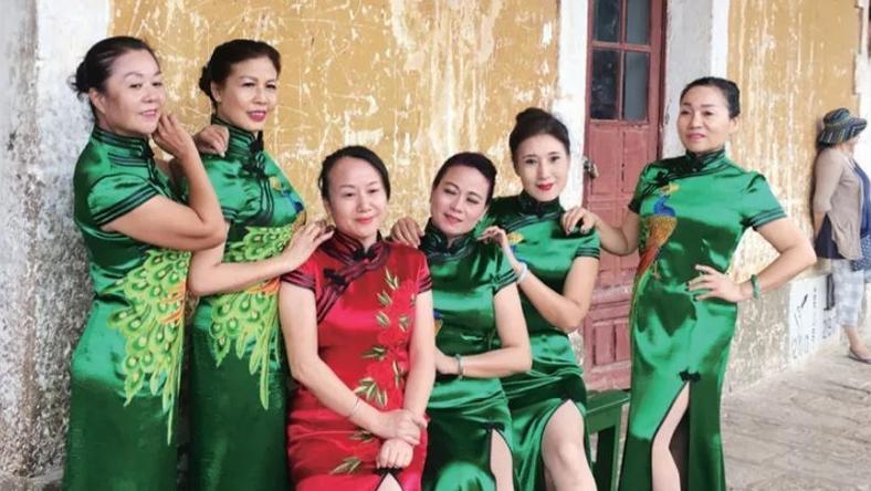 当“中国大妈”们自拍的时候,她们想说的是什么